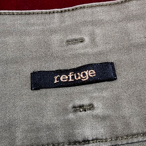 Refuge Shorts - Picture 5 of 7
